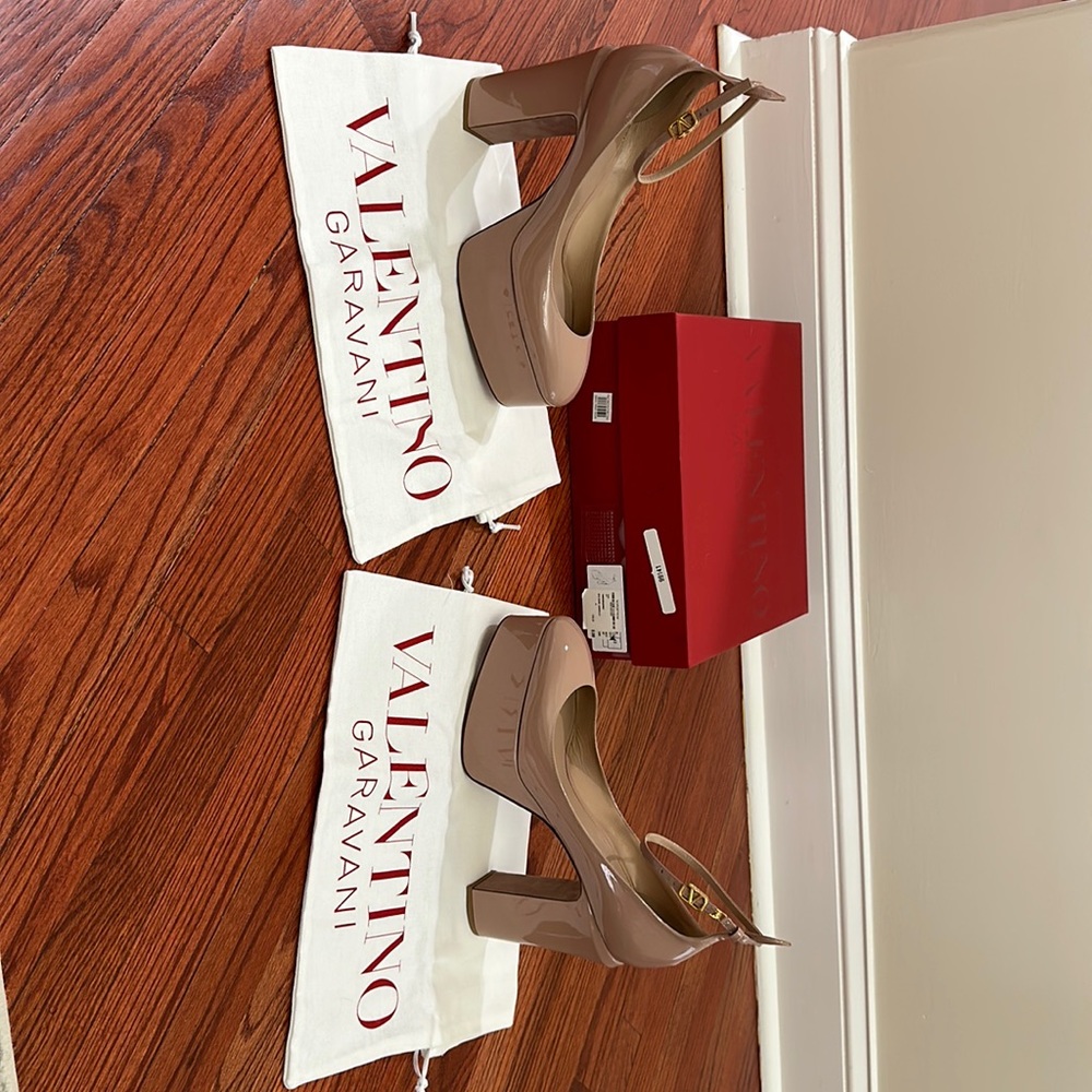 Valentino Garavani Tan Go pumps